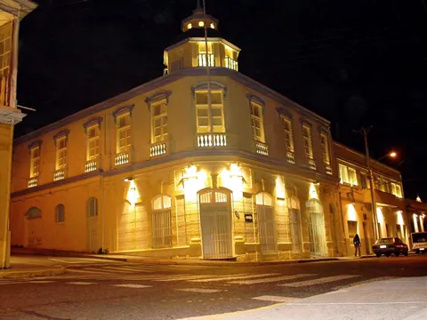 Arquitectura patrimonial del Barrio Inglés de noche