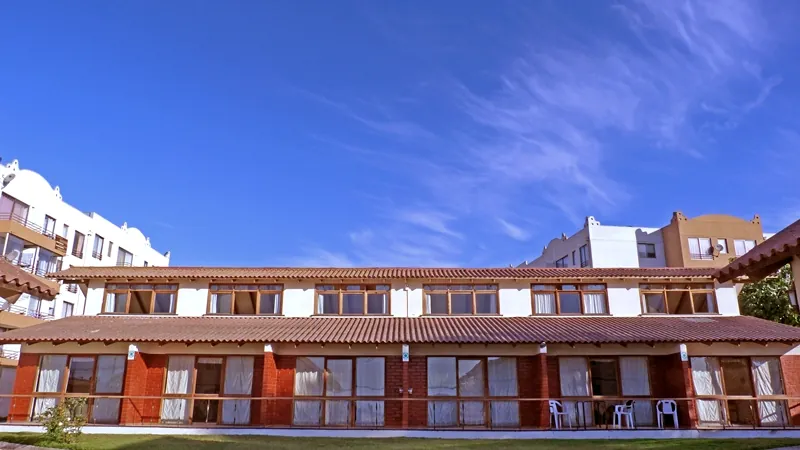 Hilera de cabañas bajo el cielo de Coquimbo