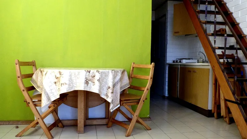 Comedor y escalera al segundo piso
