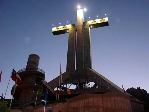 Cruz del Tercer Milenio iluminada