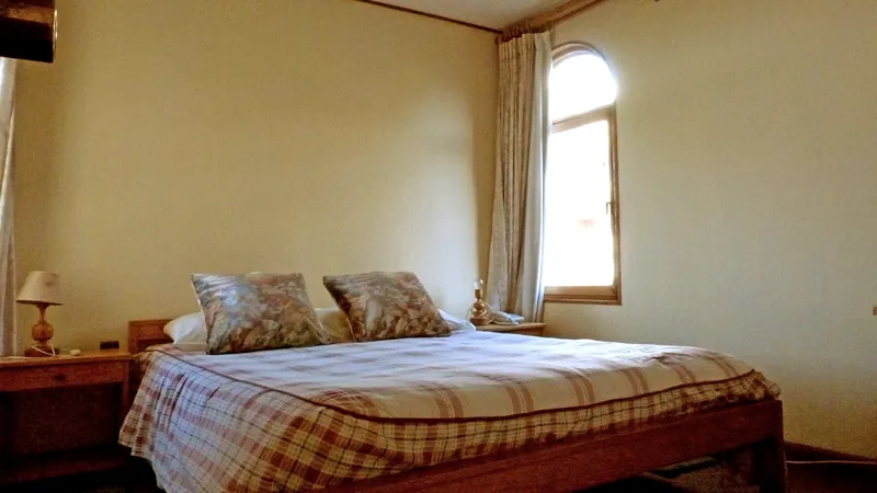 Dormitorio con cama matrimonial