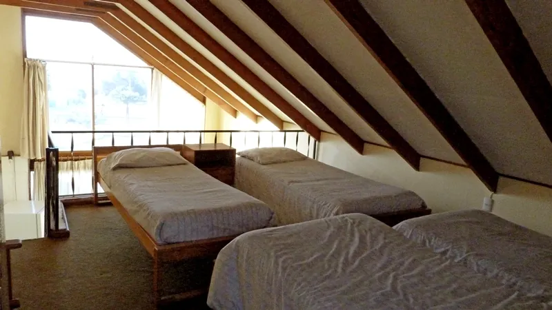 Dormitorio con tres camas bajo el techo