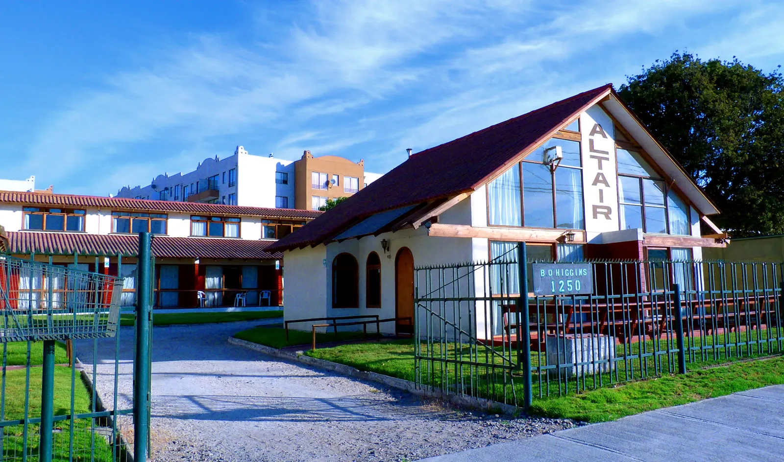 Fachada de Cabañas Altair con su letrero, en Coquimbo