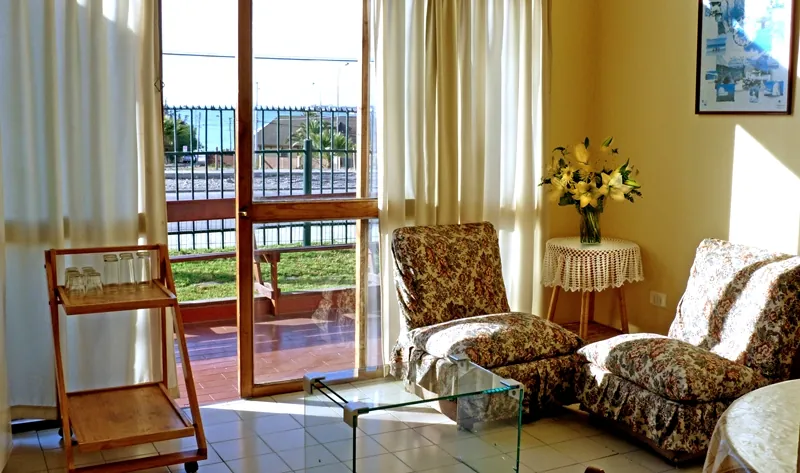 Living luminoso con ventanales