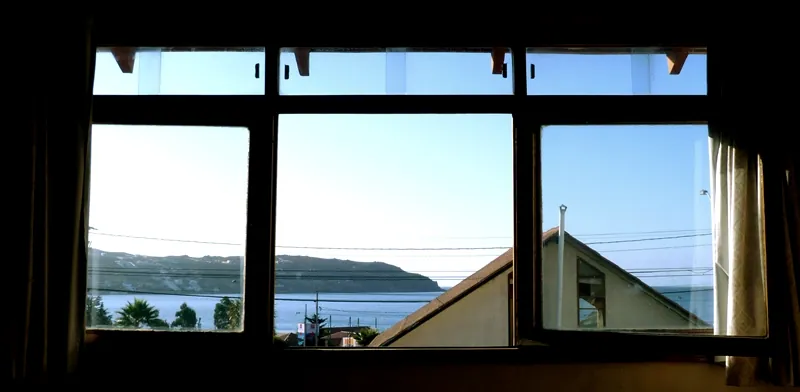 La bahía desde la ventana de la cabaña